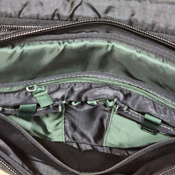 Targus Unofficial Messenger Case fits 16 inch Laptop Colors Black & Green - Picture 11 of 15